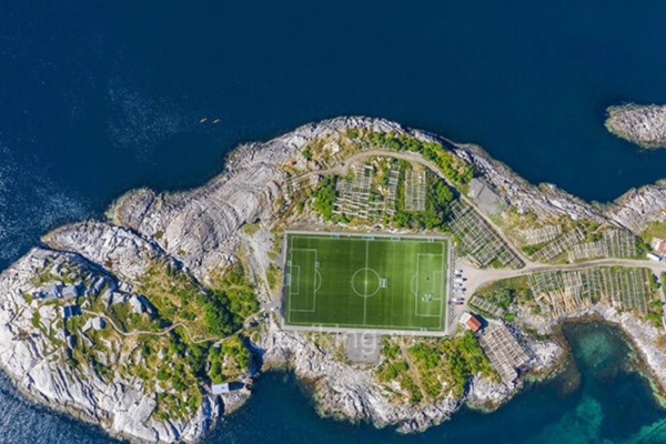 Футбольное поле-шедевр в Хеннингсвере ⚽️🌊