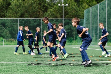 ⚽️ Занятия футболом для детей на траве в Солнцево: настоящий футбол начинается здесь!