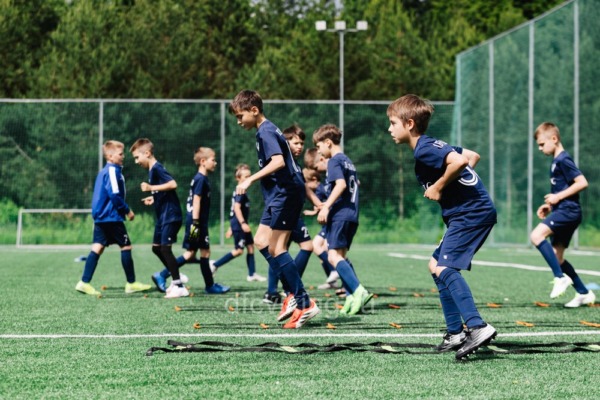⚽️ Занятия футболом для детей на траве в Солнцево: настоящий футбол начинается здесь!
